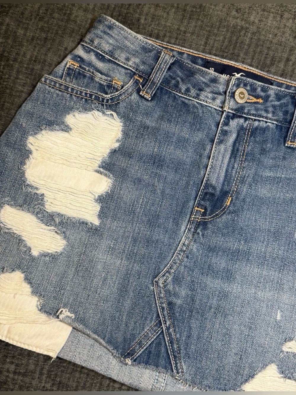 Denim Mini Skirt HOLLISTER Hi-Rise Distressed
Size 1R W 25 Measures 25x14 - Picture 2 of 8